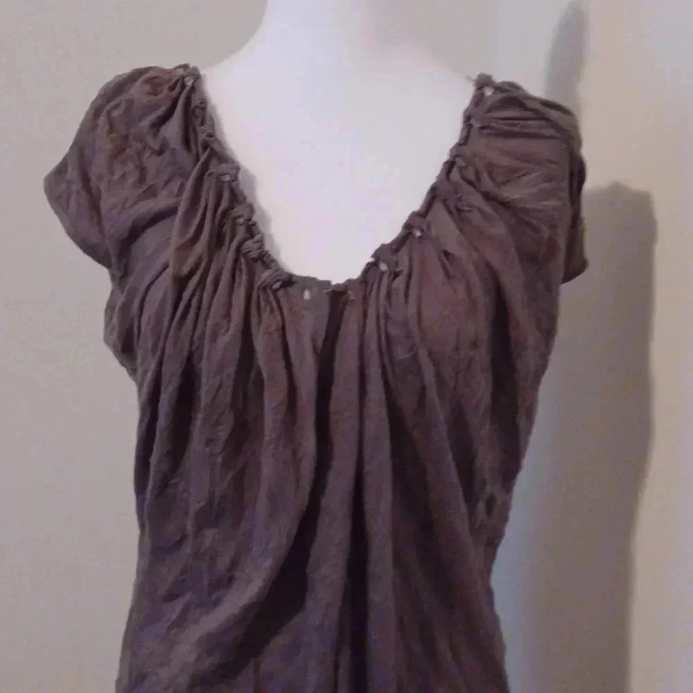 -- Cache  brown top